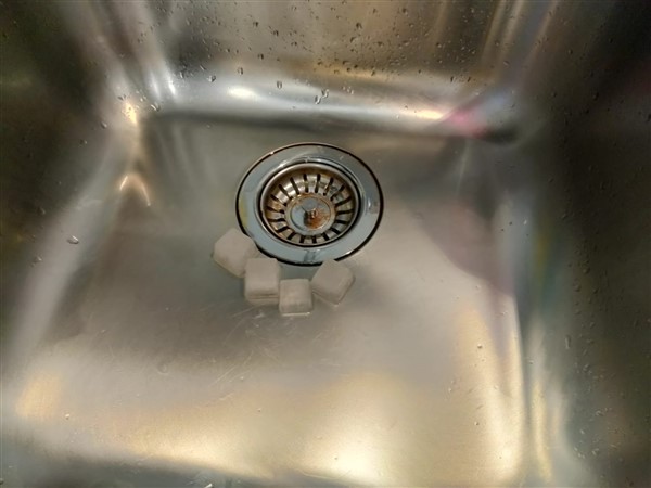 שימו קוביות קרח בכיור כדי לנקות את הטוחן