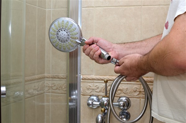 החלפה וחיבור של צינור מקלחת חדש