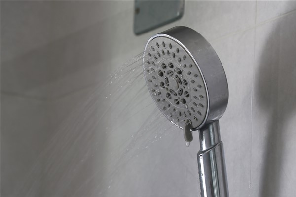 לחץ מים נמוך במקלחת
